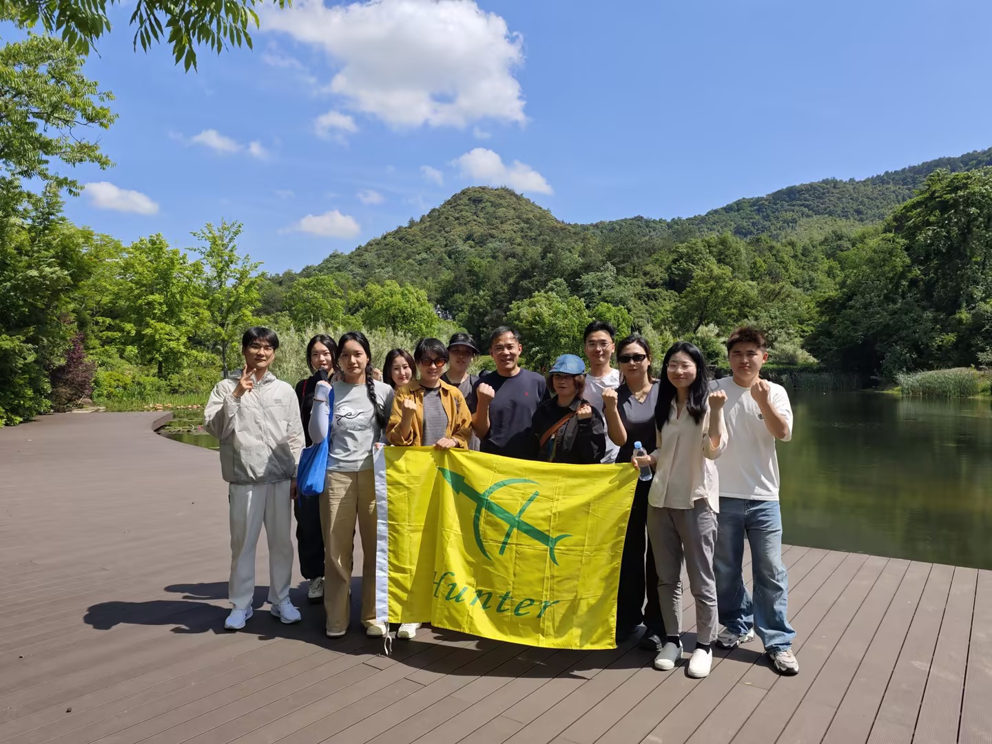Mons meminit, Ventus meminit, Nos meminimus: Anji Team Building - A Group longius quam unus solus